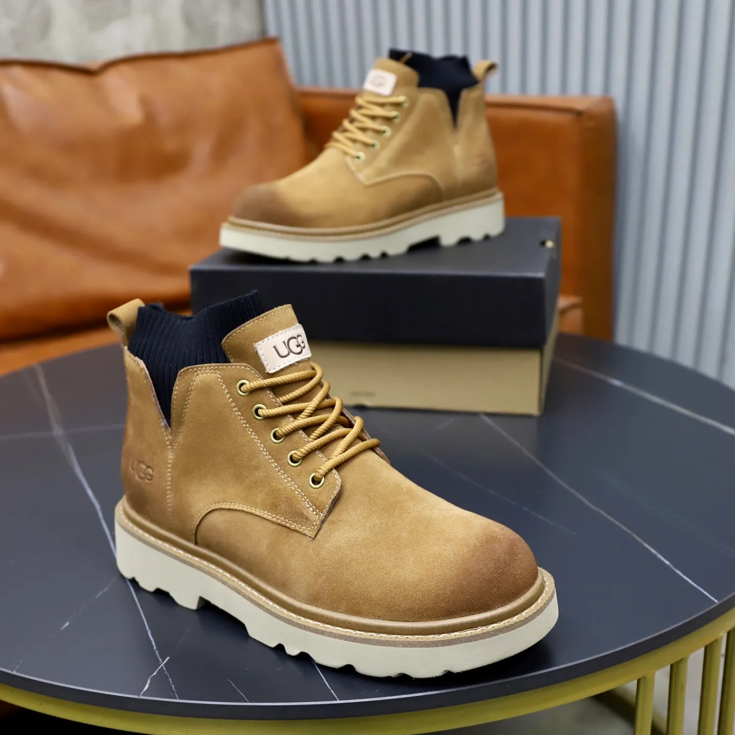 Ex-factory price: 640💰Thick wool imported from Australia Brand: UGG genuine purchase Size: 39-44 Grade: Official website 1:1 Material: First layer of genuine leather waterproof and antifreeze upper Real wool lining Original non-slip soft wear-resistant outsole Style category: Men's casual shoes Trendy style Comfortable on the feet Color: Official website color synchronization